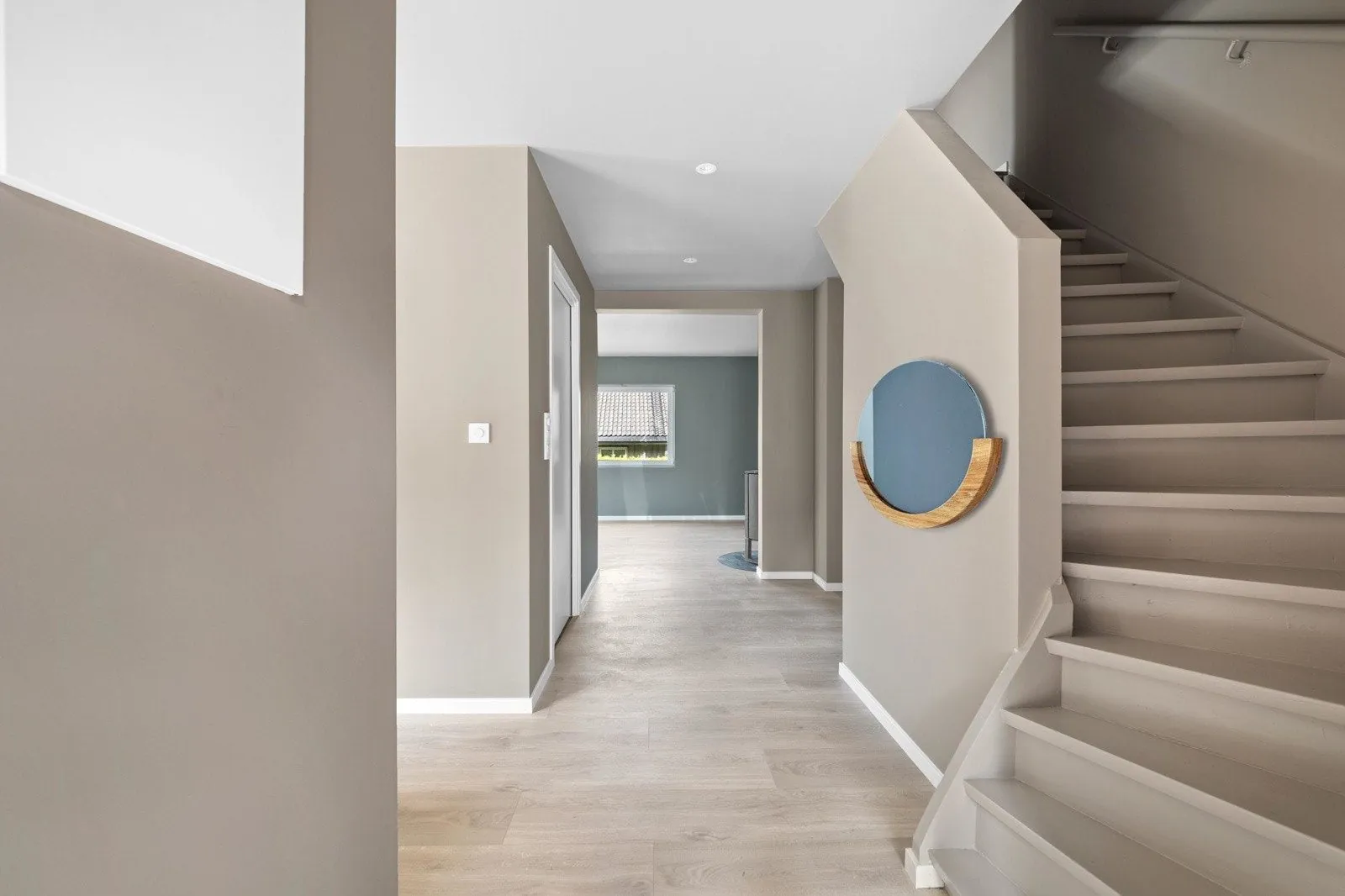 Gang og trapp etter renovering, Enebolig Langhus, Langhus