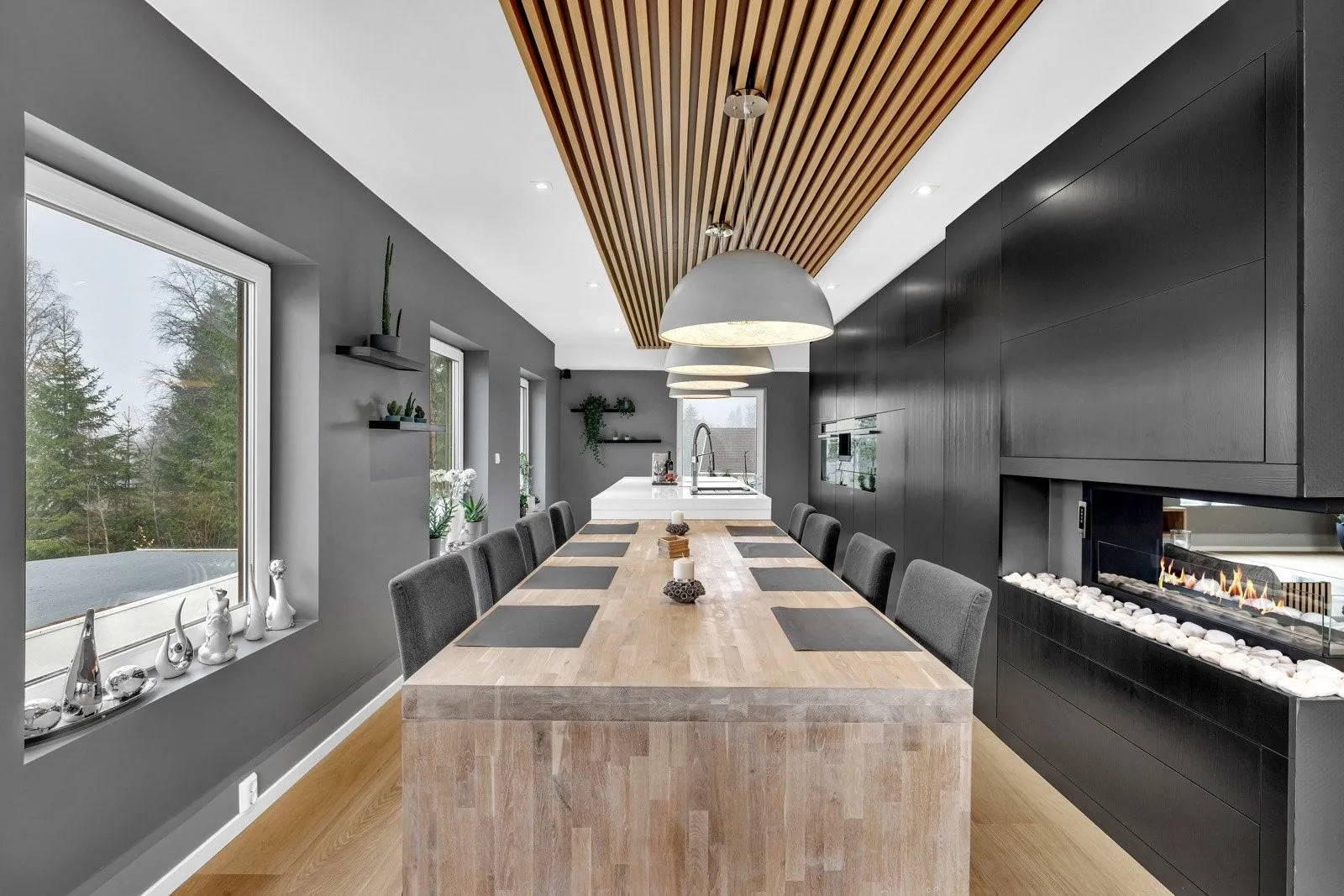 Kjøkken med spilehimling og lang benkeplate etter renovering, Funkisvilla Ski, Ski