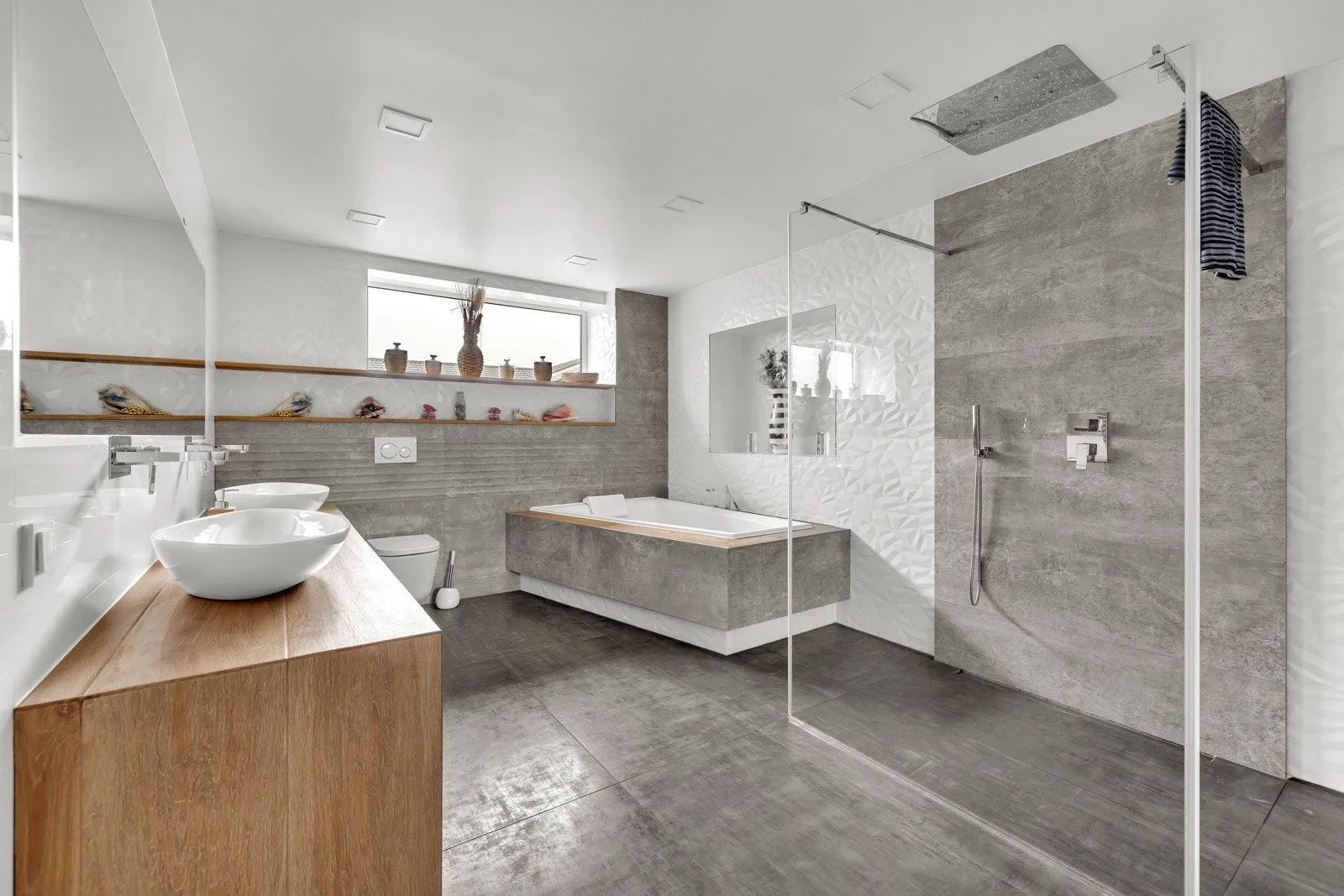 Bad med badekar og dusjsone etter renovering, Funkisvilla Ski, Ski